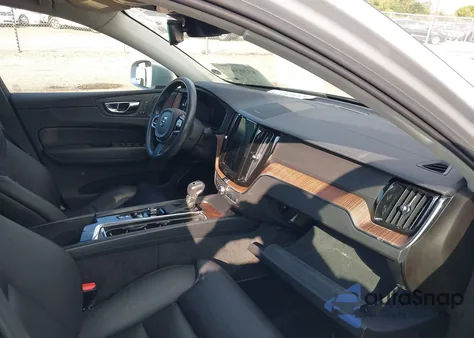 2020 Volvo Xc60 T5 Inscription z USA, uszkodzony, nr VIN YV4102RL6L1610073